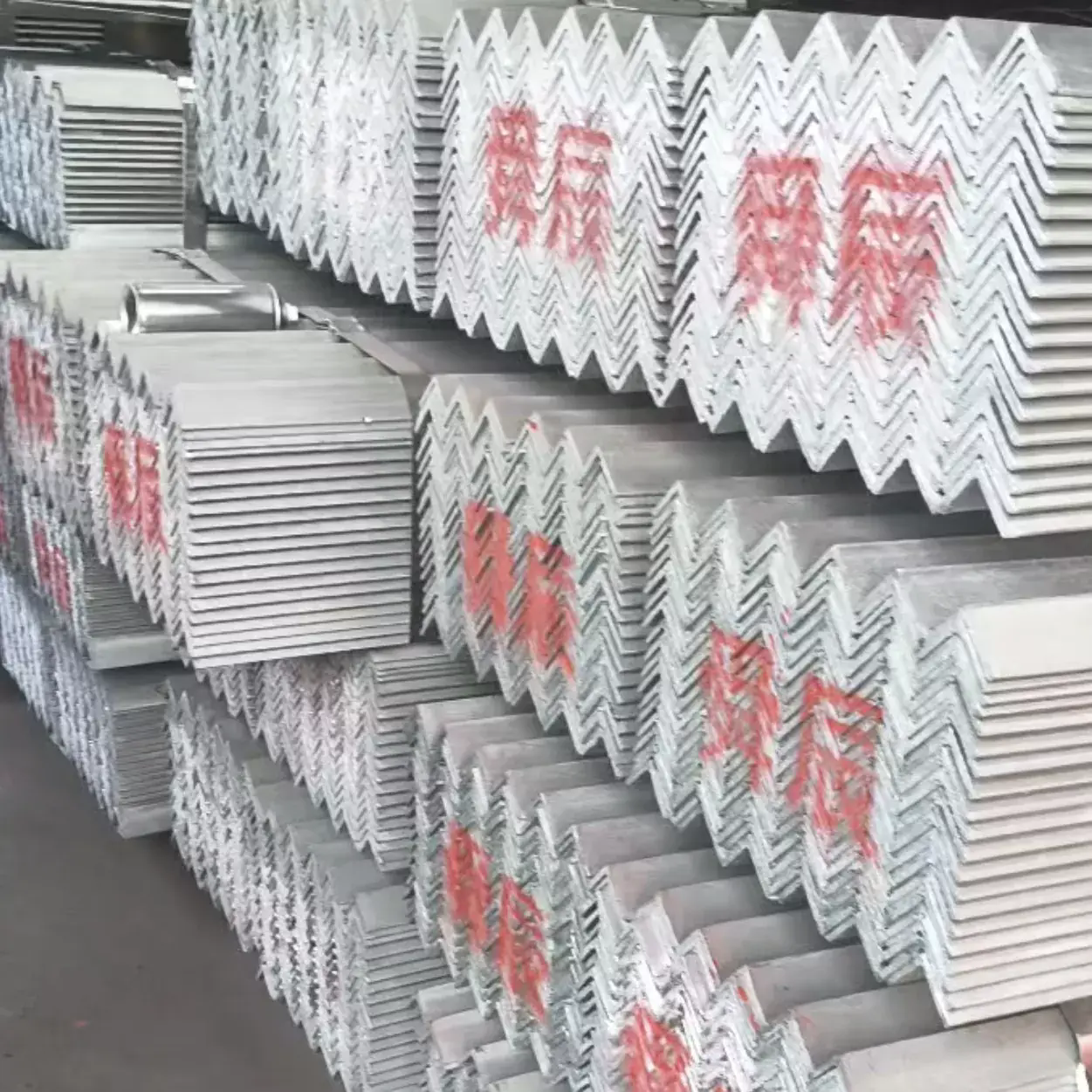 Какво прави Angle Steel най-добрият избор за конструкция на предавателна кула?